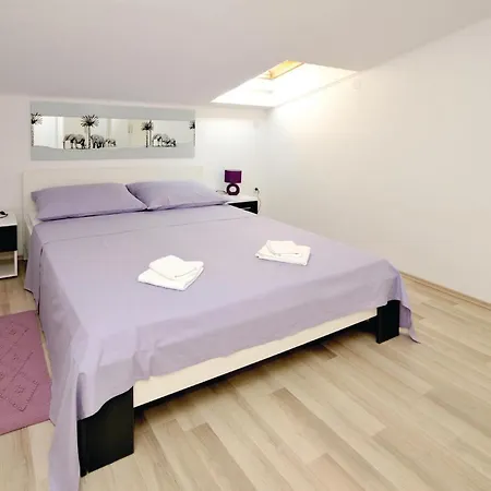 Lovely In Kastel Kambelovac With Wifi Apartment