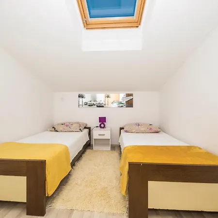 Lovely In Kastel Kambelovac With Wifi Apartment