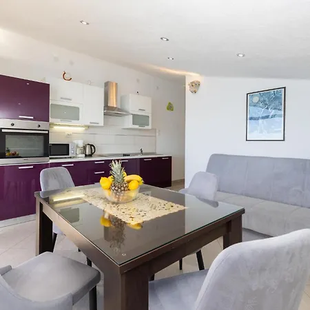 Two-bedroom Kastel Kambelovac With Sea View 02 Appartamento *