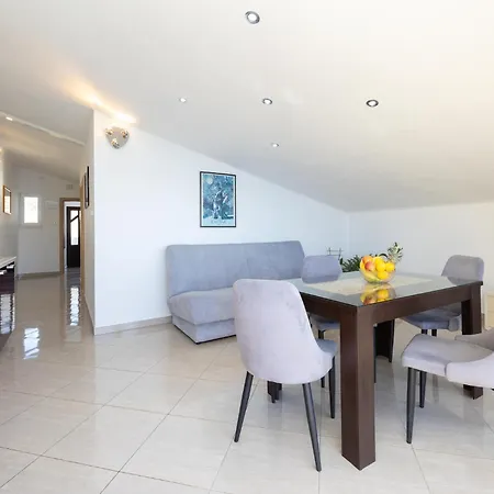 Appartamento Two-bedroom Kastel Kambelovac With Sea View 02