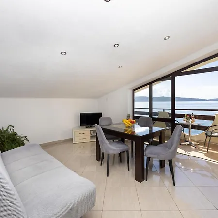 Appartamento Two-bedroom Kastel Kambelovac With Sea View 02 *