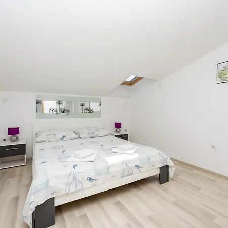 Two-bedroom Kastel Kambelovac With Sea View 02 *