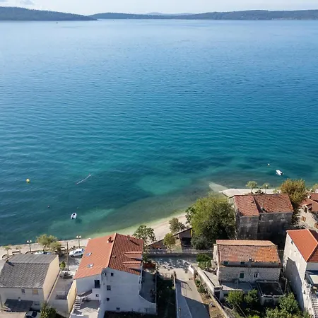 Two-bedroom Kastel Kambelovac With Sea View 02 Appartamento *