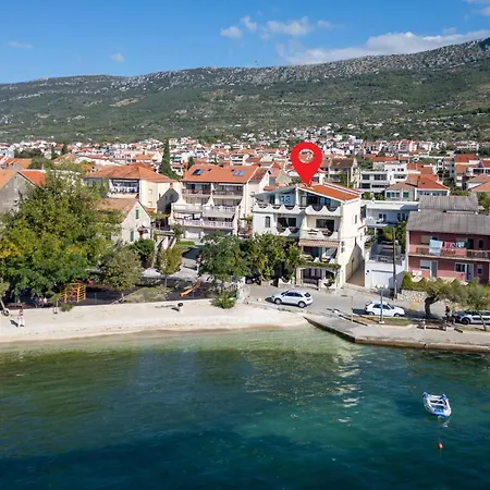 Two-bedroom Kastel Kambelovac With Sea View 02 Appartamento