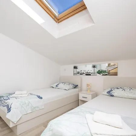 Two-bedroom Kastel Kambelovac With Sea View 02 *