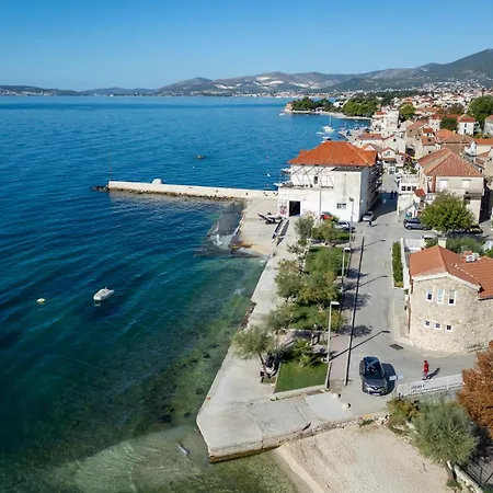 Two-bedroom Kastel Kambelovac With Sea View 02 Appartamento *