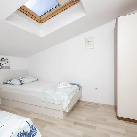 Two-bedroom Kastel Kambelovac With Sea View 02 Appartamento Kaštela