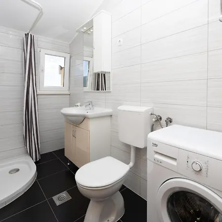 Two-bedroom Kastel Kambelovac With Sea View 02